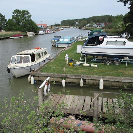 Blue Cabin Bridge Stores Fritton Exterior photo