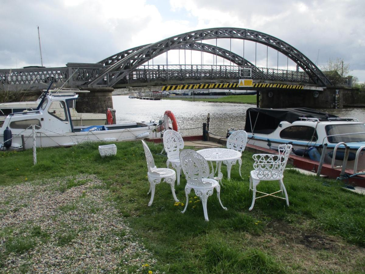 Blue Cabin Bridge Stores Fritton Exterior photo